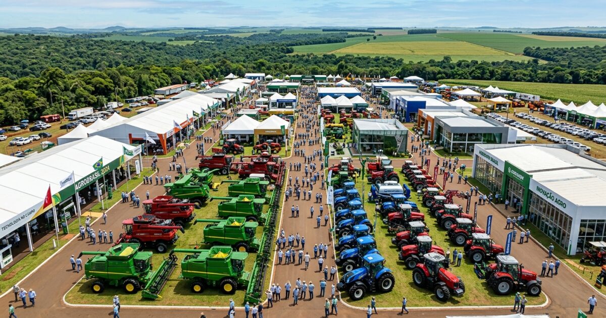 Vista aérea da feira AgroBrasil 2024, com fileiras de maquinário agrícola, pavilhões e visitantes